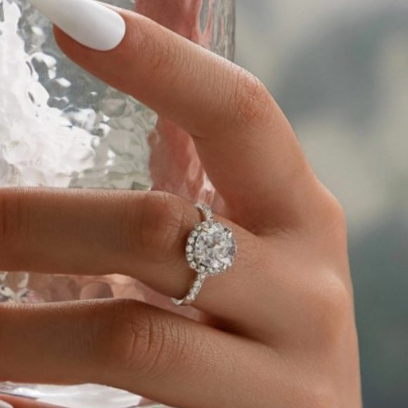 man-made  diamond ring size 7.5 - Picture 1 of 3